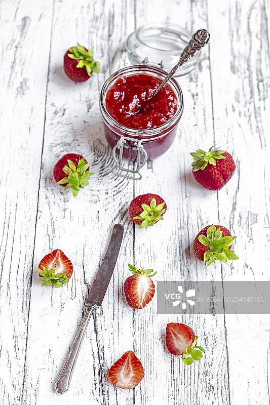 一杯自制的草莓酱和草莓图片素材