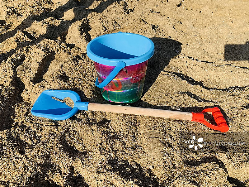在沙子上用桶和铲子铲塑料图片素材