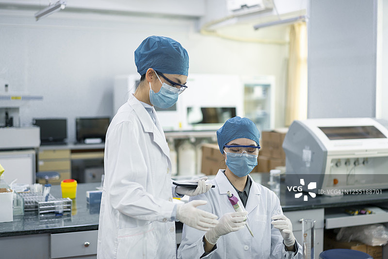 两个亚洲女性医生在实验室图片素材