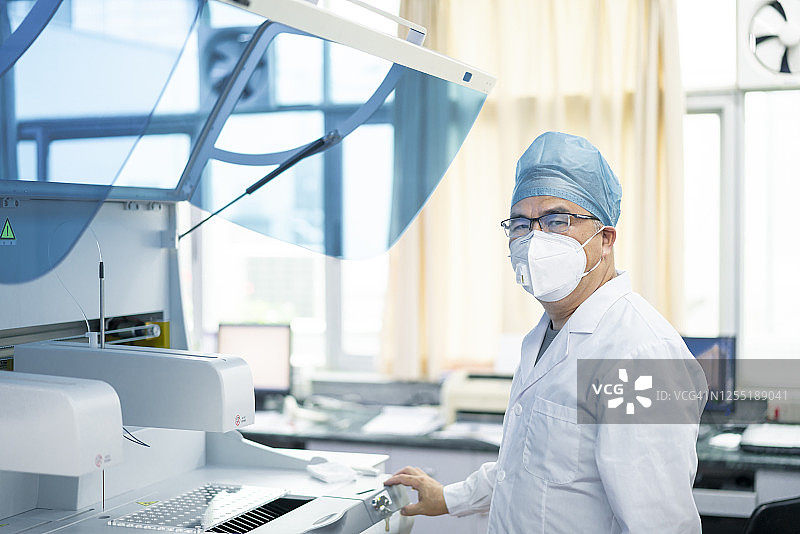 一个亚洲中年男性医生在实验室图片素材