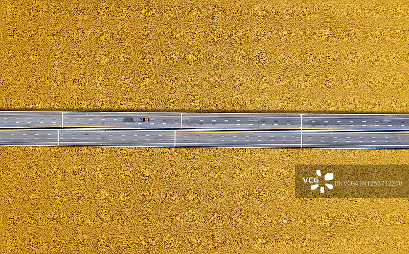 鸟瞰图集装箱卡车运输道路与黄田货物运输。图片素材