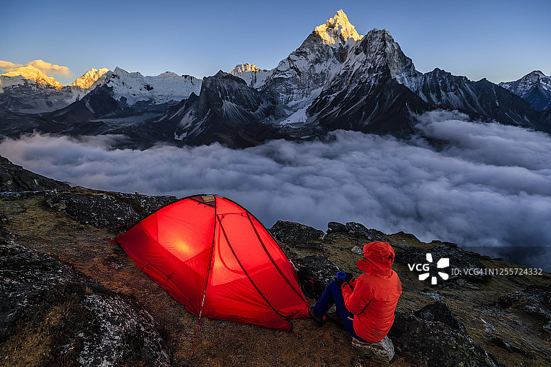女人在喜马拉雅山上看日落，珠穆朗玛峰地区图片素材