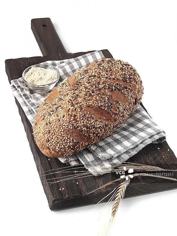 食物摄影面包侧视图在一个白色的背景上的木板图片素材