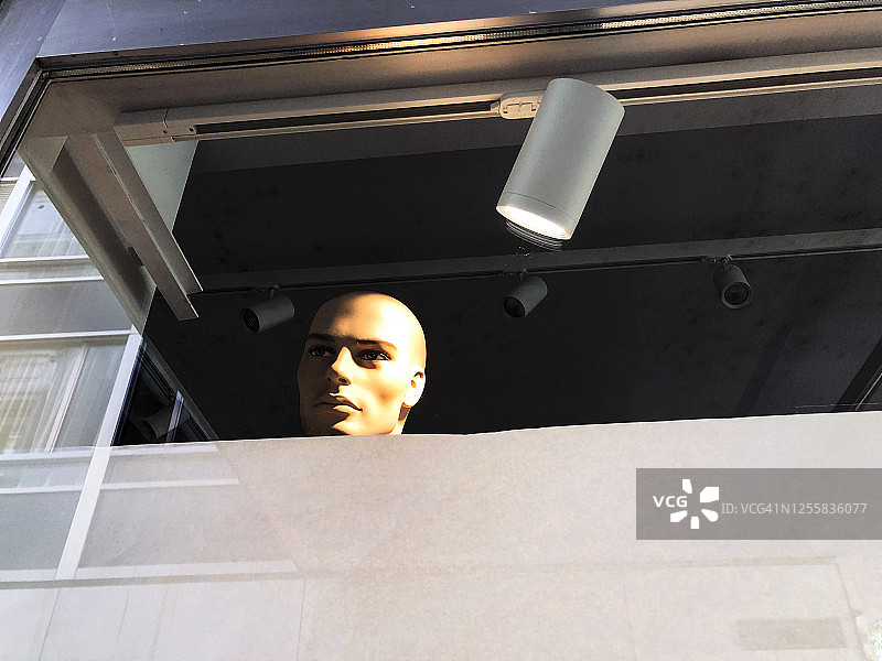商店橱窗里的人体模型图片素材