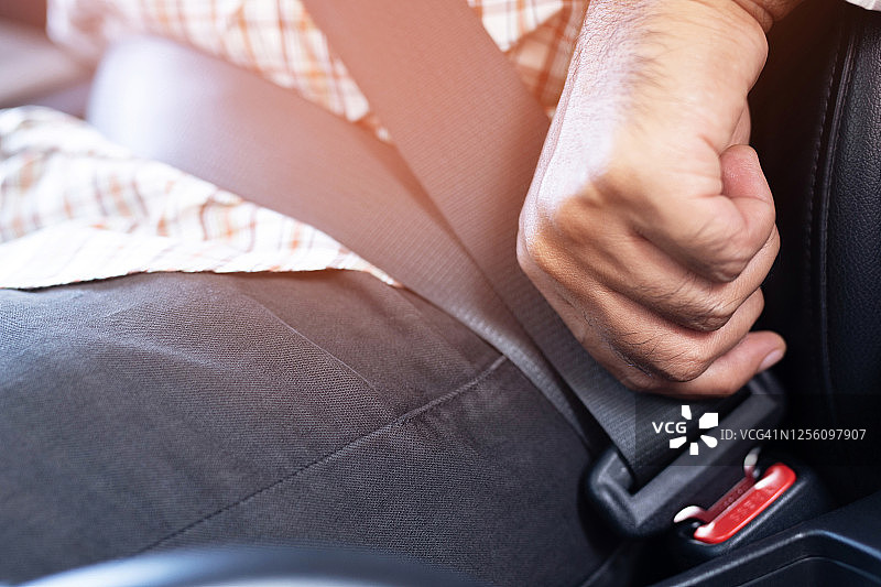 男人每次开车前都系安全带。为了安全图片素材