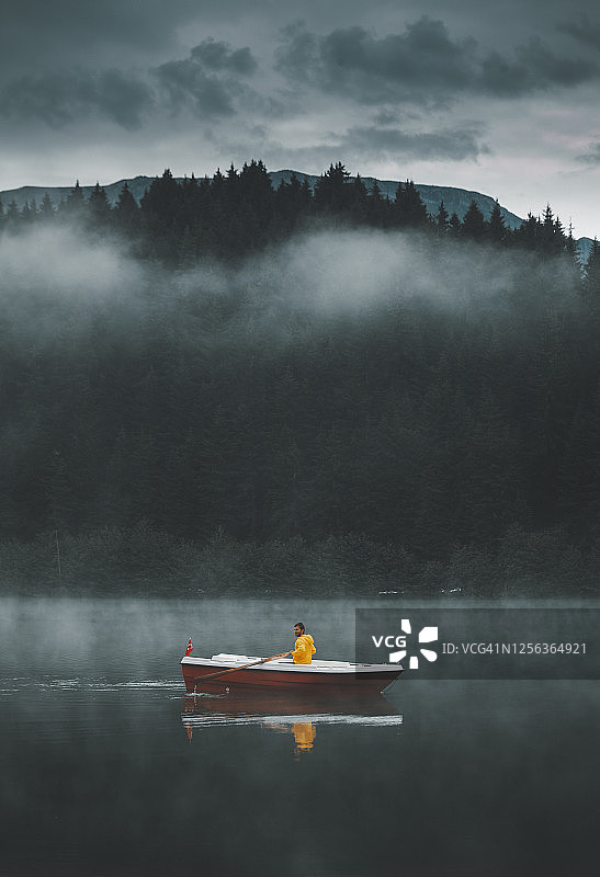土耳其阿特文，一名男子在黑湖上划船，享受清晨图片素材