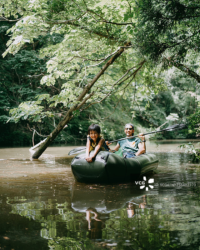父亲和女儿喜欢在河上划皮艇图片素材