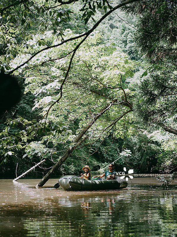 一家人享受河上皮划艇图片素材