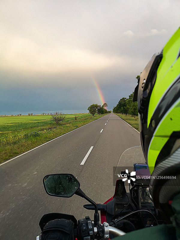 风雨后的彩虹骑摩托车上路旅行图片素材