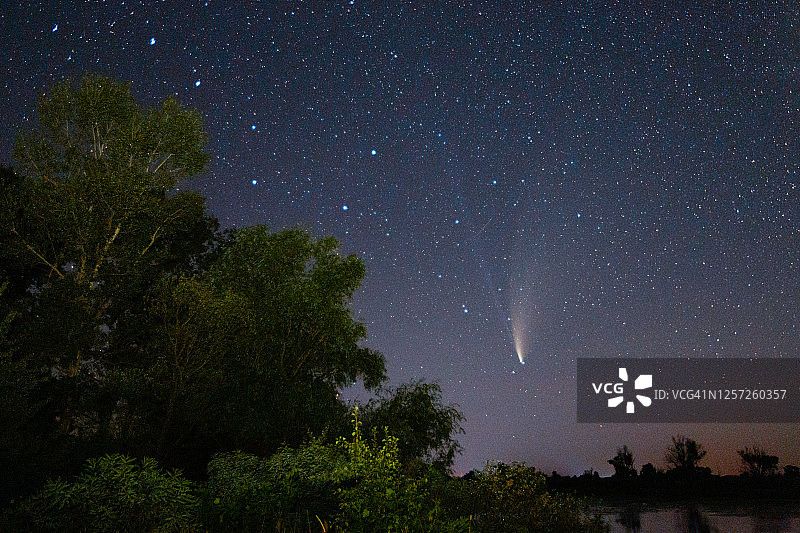彗星Neowise C/2020 F3和北斗星座夜间在河上图片素材