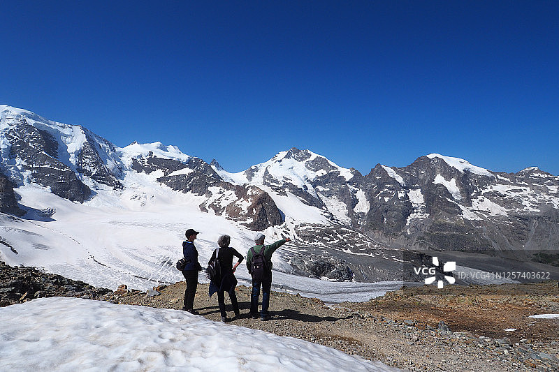 三个人在Morteratsch冰川前图片素材