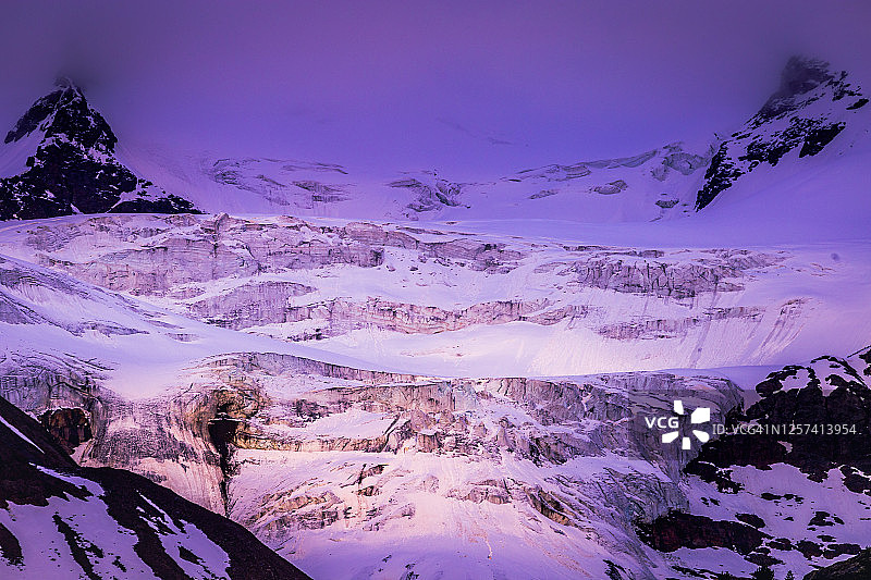 白雪皑皑的帕隆德拉梅尔，奥特勒山丘和冰川-伦巴第，意大利阿尔卑斯山图片素材