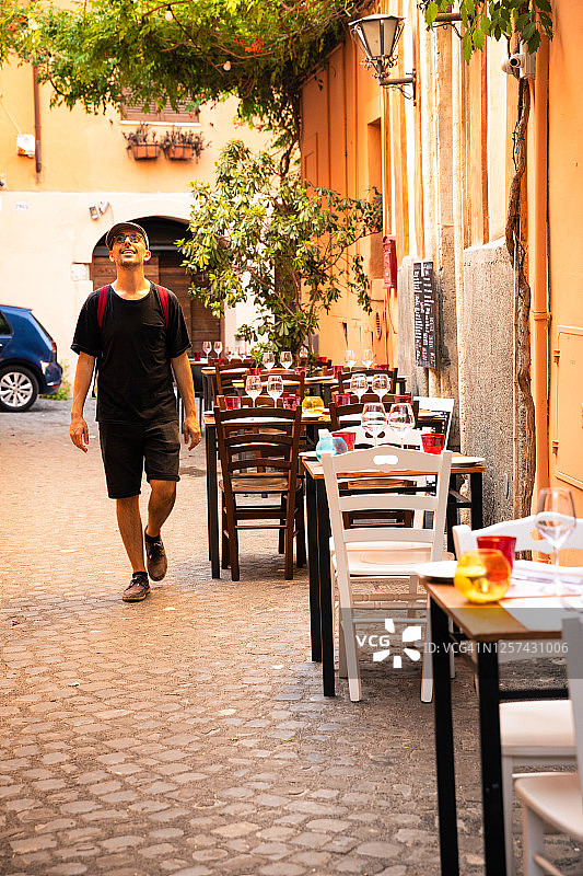 男游客在罗马市中心散步图片素材
