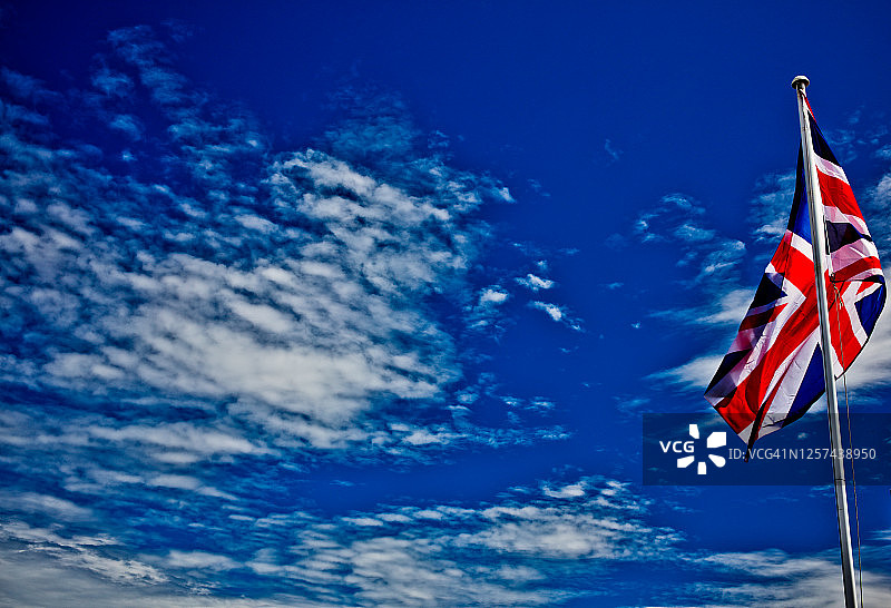 英国国旗对抗多云的天空图片素材