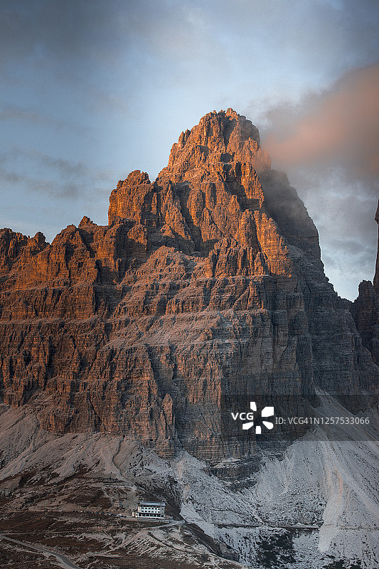 美丽的日落景观从特雷齐姆迪拉瓦雷多，白云石，意大利图片素材