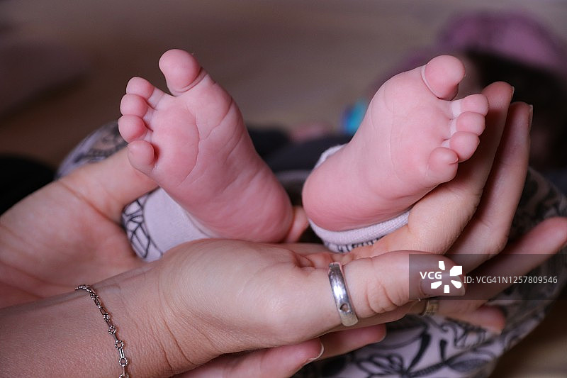 母亲和刚出生的儿子腿图片素材