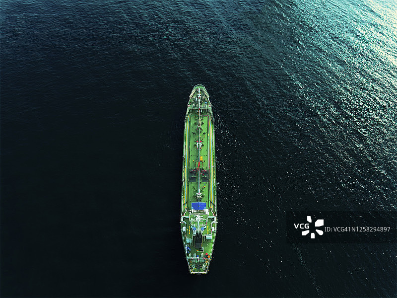 航拍图用于运输或能源工业的油船，从炼油厂运来的油在海上移动。图片素材