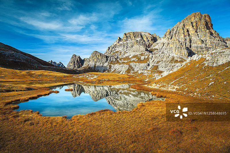 意大利白云石区，拉瓦雷多峰附近的山湖图片素材