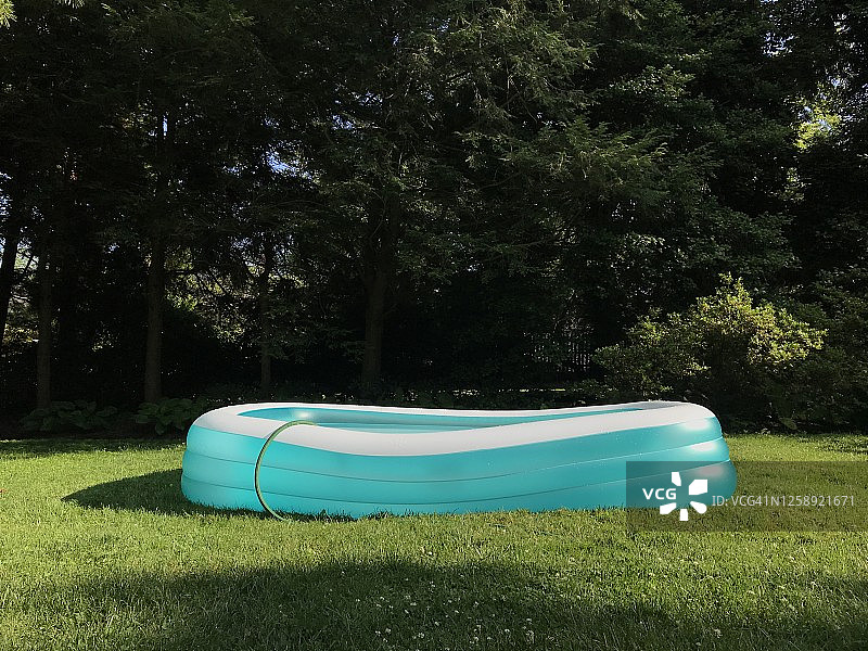 后院的充气游泳池图片素材