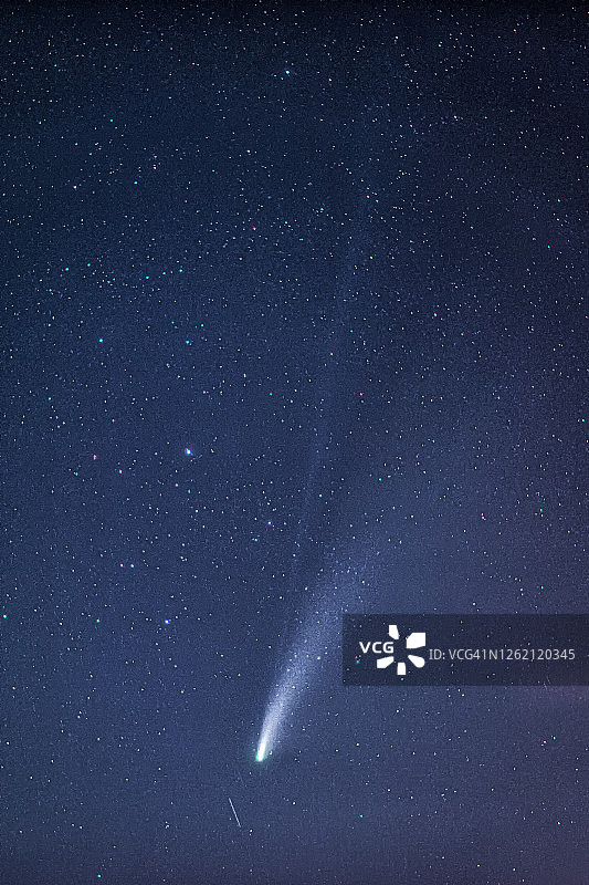 在有星星的夜晚观察C/2020 F3 NEOWISE彗星图片素材