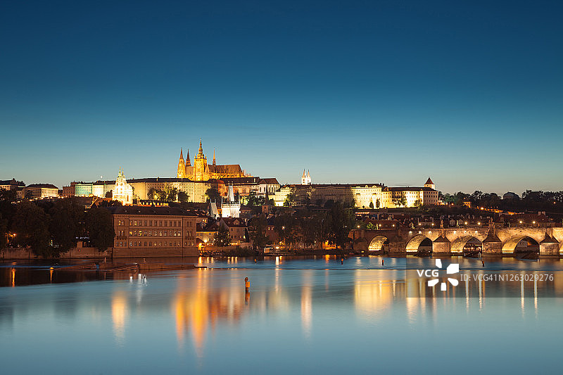 查理大桥和布拉格城堡的夜晚图片素材