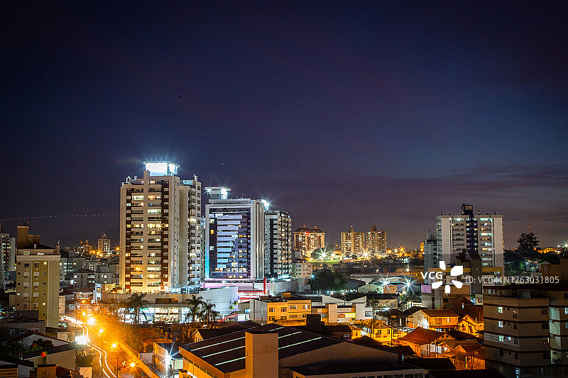巴西圣卡塔琳娜，弗洛里亚诺波利斯的夜间建筑。图片素材