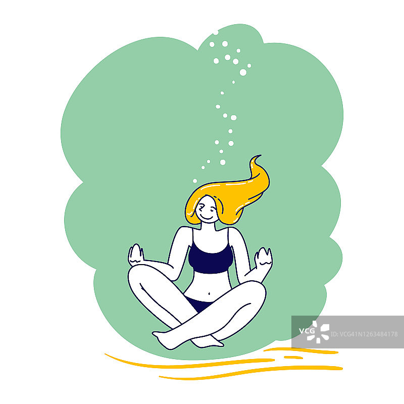 自由潜水活动。放松的女孩在海底莲花姿势沉思。女自由潜水者在异国度假胜地放松图片素材