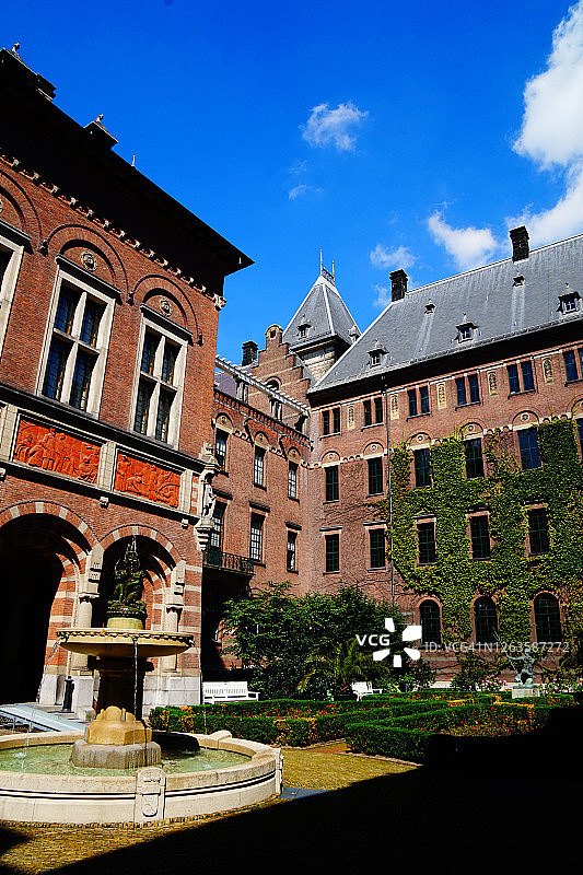 色彩庭院，喷泉，鹿特丹市政厅，鹿特丹，荷兰图片素材