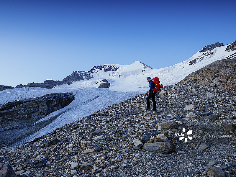 清晨，一名男性登山者攀登阿萨帕斯卡冰川边的冰碛，试图登上阿萨帕斯卡山顶。图片素材