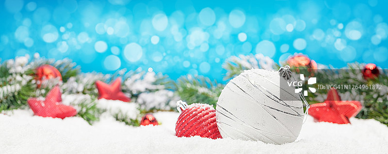 圣诞贺卡与装饰在雪图片素材