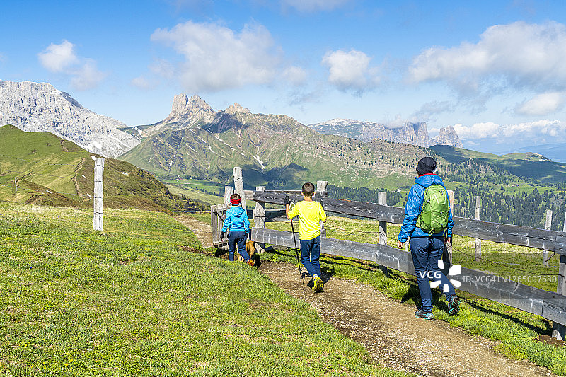 母亲带着两个小男孩徒步前往多洛米蒂山脉图片素材