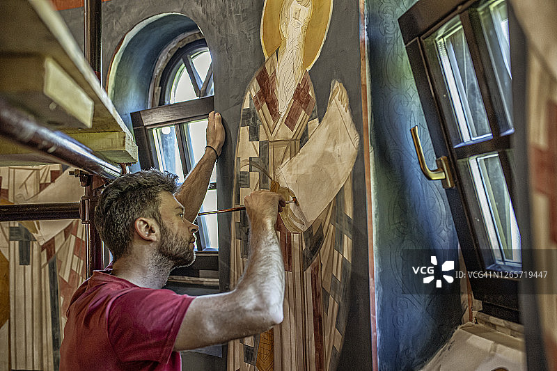 画家完成东正教教堂壁画的细节图片素材
