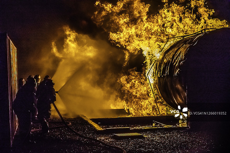 消防队员正在扑灭一个大储油罐的大火图片素材