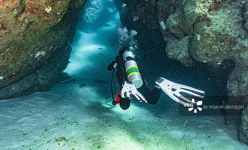 在大堡礁探索洞穴的潜水员图片素材