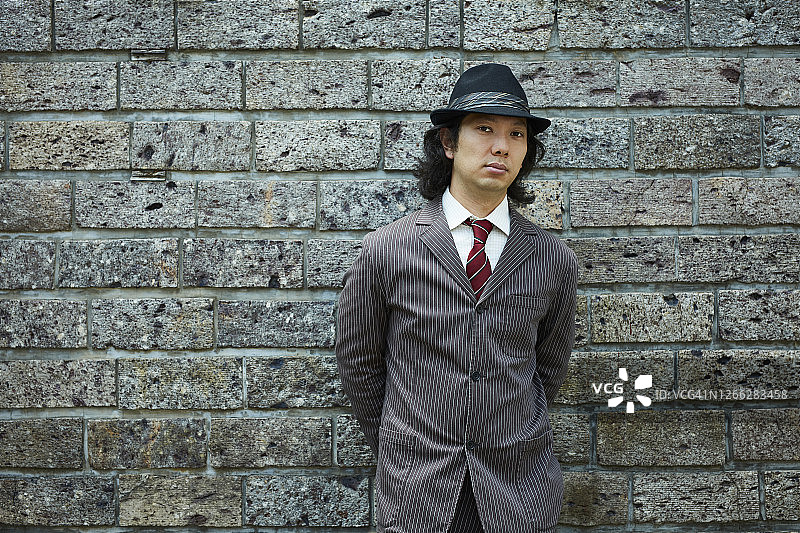 戴着帽子的日本男人的肖像图片素材