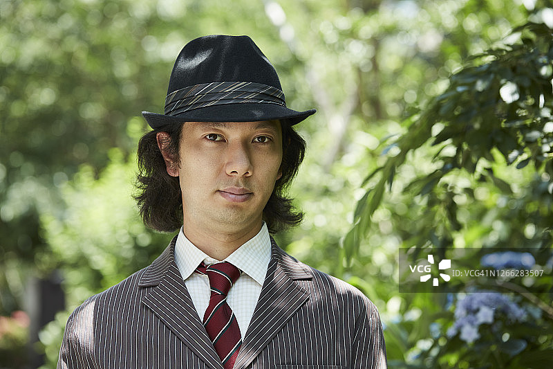 戴着帽子的日本男人的肖像图片素材