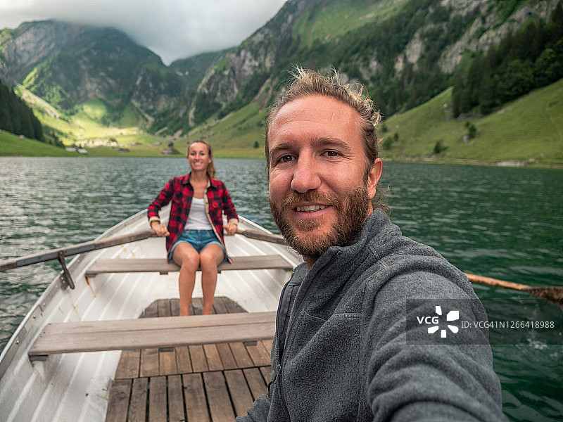 夫妇自拍，而放松划船，高山湖图片素材