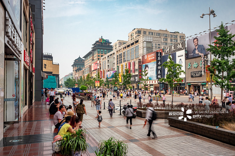 中国北京王府井步行街上的购物者图片素材