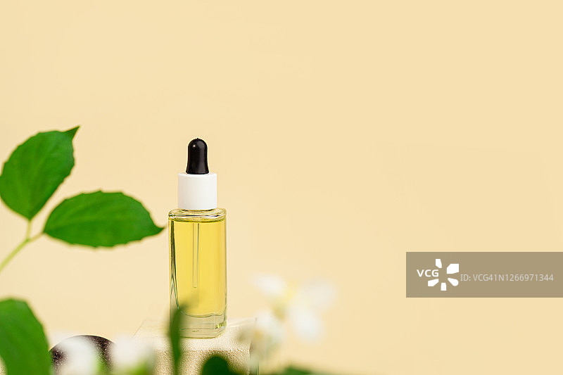 天然化妆品，精华液或油，用于护理皮肤和头发与茉莉花。图片素材