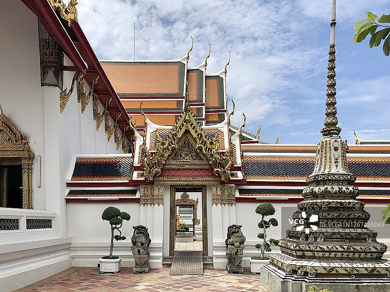 在一个阳光明媚的日子里，曼谷美丽的佛寺建筑群。图片素材