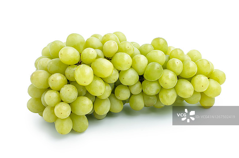 白色背景上分离一串新鲜的绿色葡萄果实，包括修剪路径。图片素材