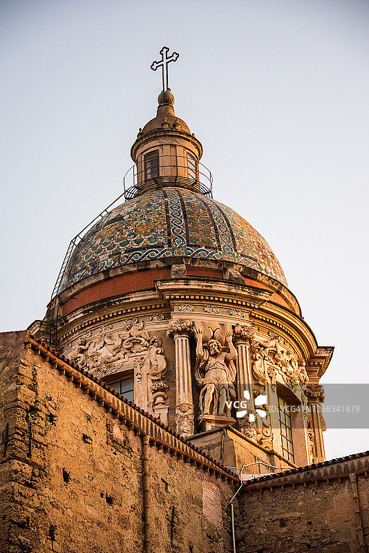 黎明时分，巴勒莫的Chiesa del Carmine Maggiore圆顶图片素材