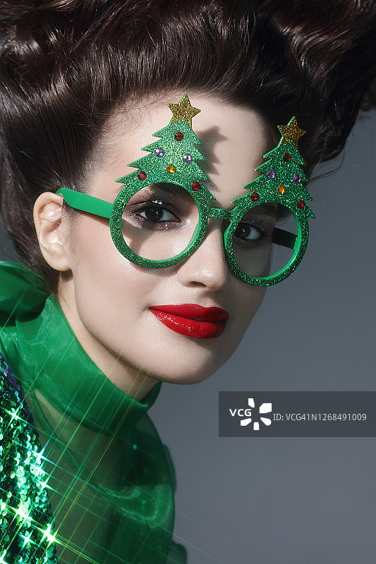 戴着搞笑圣诞派对眼镜的时尚女人图片素材