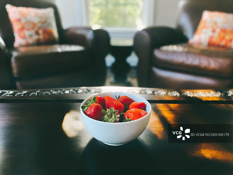 桌上白碗里的草莓图片素材