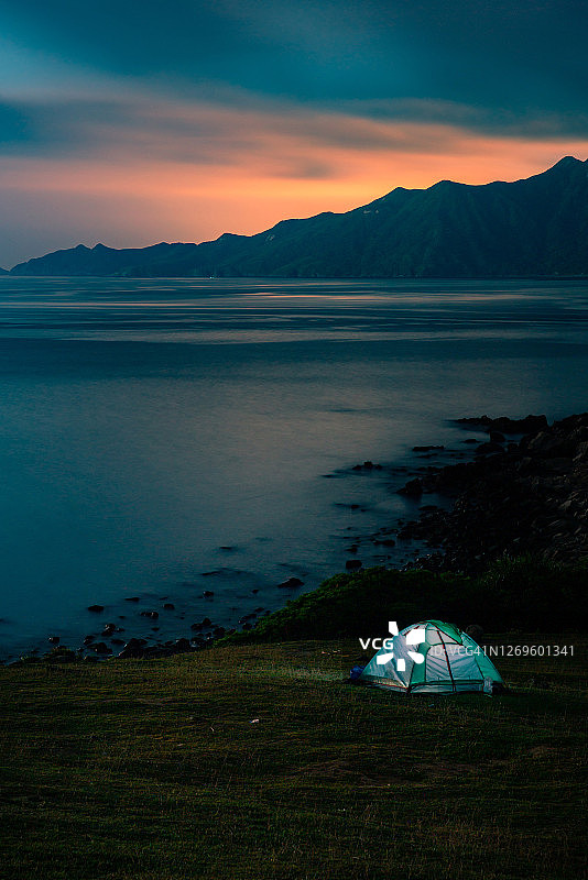 香港塔门或草岛悬崖附近的露营帐篷图片素材