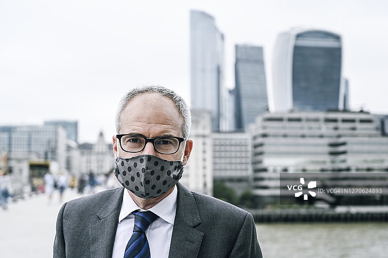 成熟的英国行政人员的肖像在保护面罩图片素材
