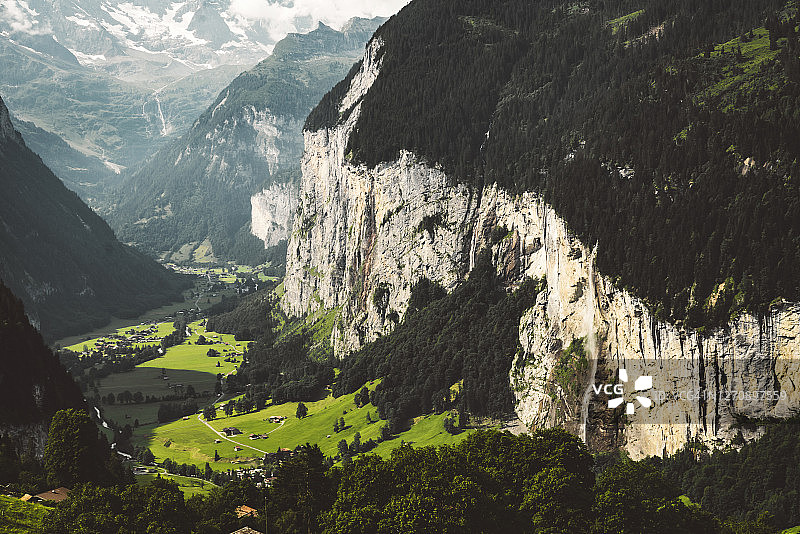 Lauterbrunnen山谷的Staubbach瀑布图片素材