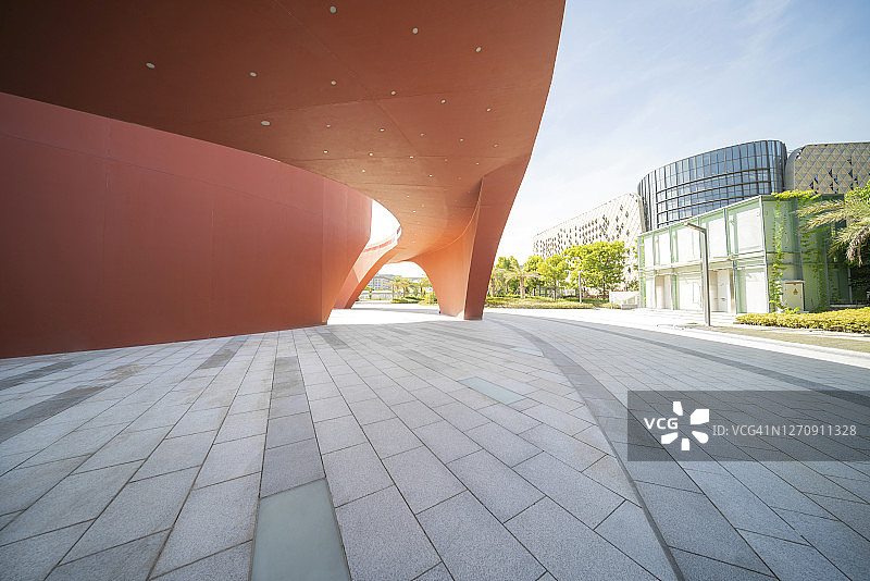 现代红色抽象建筑和空地，3D渲染图片素材