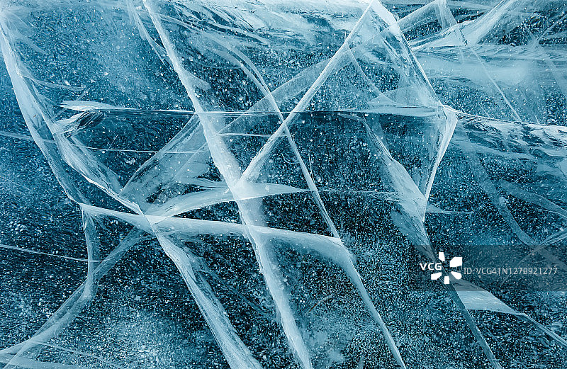贝加尔湖的蓝色冰冻裂缝图片素材