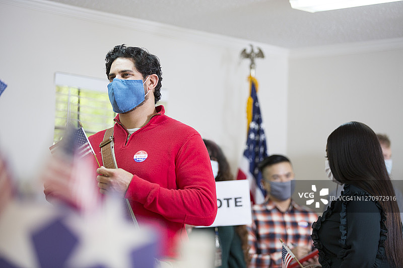 拉丁裔男子正在排队投票图片素材